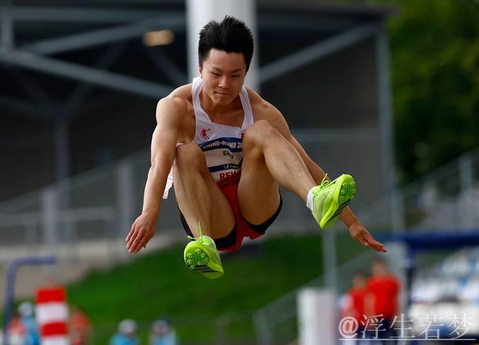 舒衡在雨停后勇夺男子跳远金牌